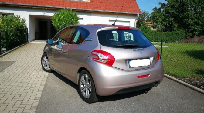 PEUGEOT 208 1.4 VTI 95Ch ALLURE // GPS // SEMI CUIR // CARNET PEUGEOT