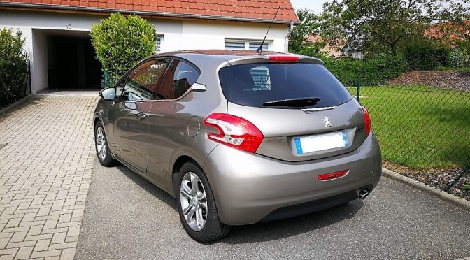 PEUGEOT 208 1.4 VTI 95Ch ALLURE // 1ère Main // SEMI CUIR // CARNET PEUGEOT //