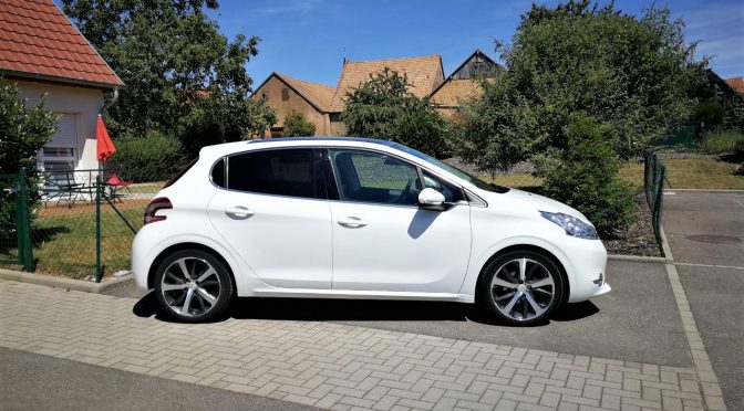 PEUGEOT 208 1.6 E-HDI 115 BVM6 FELINE // CUIR // GPS // TOIT PANO