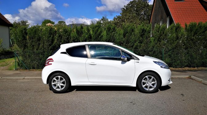 PEUGEOT 208 1.2L VTI 82Ch STYLE 3 PORTES // 36 900KMS // Bluetooth // Sièges chauffants