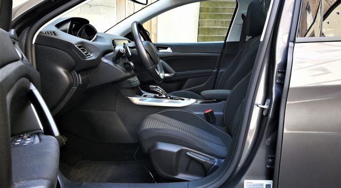 PEUGEOT 308 SW 1.5 HDI 130 EAT8 ACTIVE // TOIT PANO // CAMERA // ATTELAGE // HISTORIQUE COMPLET