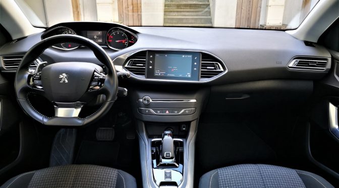 PEUGEOT 308 SW 1.5 HDI 130 EAT8 ACTIVE // TOIT PANO // CAMERA // ATTELAGE // HISTORIQUE COMPLET