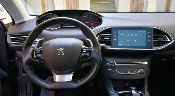 PEUGEOT 308 SW 1.5 HDI 130 EAT8 ACTIVE // TOIT PANO // CAMERA // ATTELAGE // HISTORIQUE COMPLET