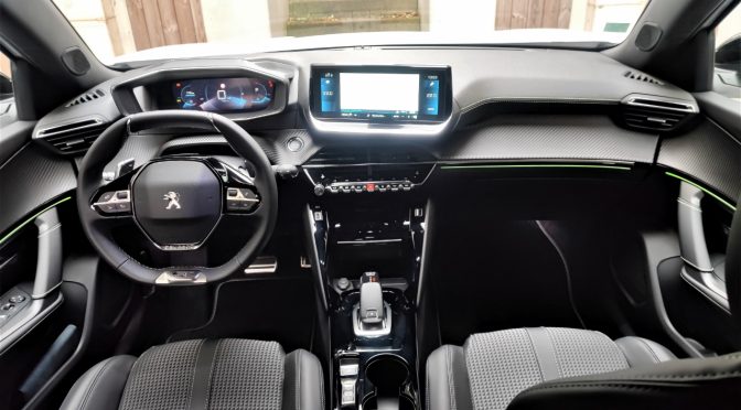 PEUGEOT 2008 1.2 PURETECH 130 EAT8 GT // 1 900 KMS // CAMERA // SIEGES CHAUFF