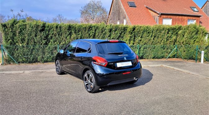 PEUGEOT 208 1.2 PURETECH 110Ch GT LINE 5 PORTES // 1ère Main