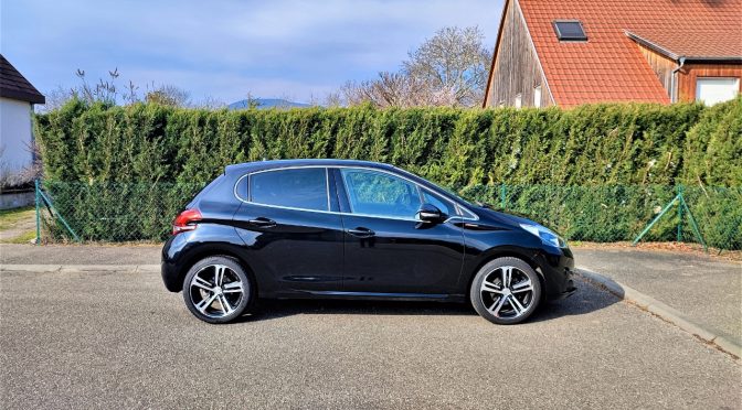 PEUGEOT 208 1.2 PURETECH 110Ch GT LINE 5 PORTES // 1ère Main