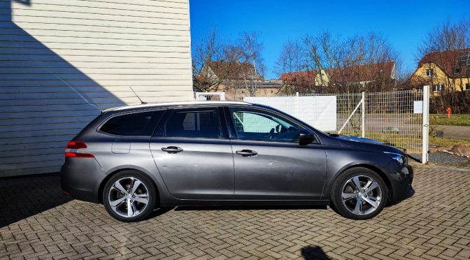 PEUGEOT 308 SW 1.5 HDI 130 EAT8 ACTIVE // TOIT PANO // CAMERA // ATTELAGE // HISTORIQUE COMPLET