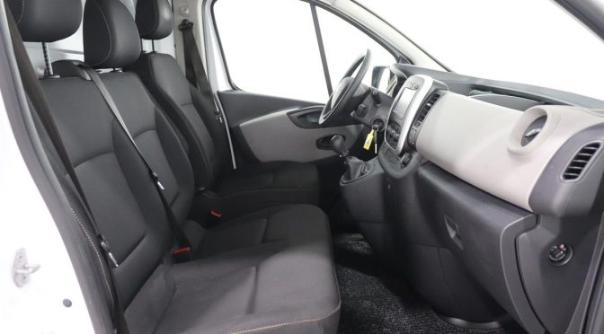 RENAULT TRAFIC 1.6 DCI 125Ch BVM6 3 PLACES // TVA // CAMERA // ATTELAGE // ETAGERES