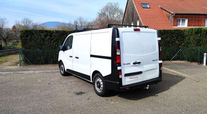 RENAULT TRAFIC 1.6 DCI 125Ch BVM6 3 PLACES // TVA // CAMERA // ATTELAGE // ETAGERES
