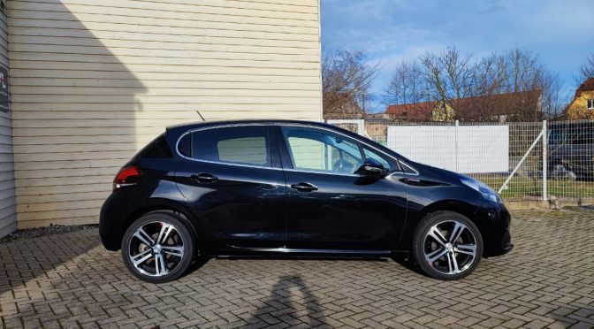 PEUGEOT 208 1.2 PURETECH 110Ch GT LINE 5 PORTES // Radar Ar // Carplay