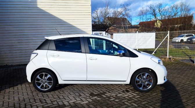 TOYOTA YARIS III 1.3L VVT-i 100Ch BVM6 DESIGN 5 PORTES // HISTORIQUE COMPLET // TOIT PANO // CAMERA