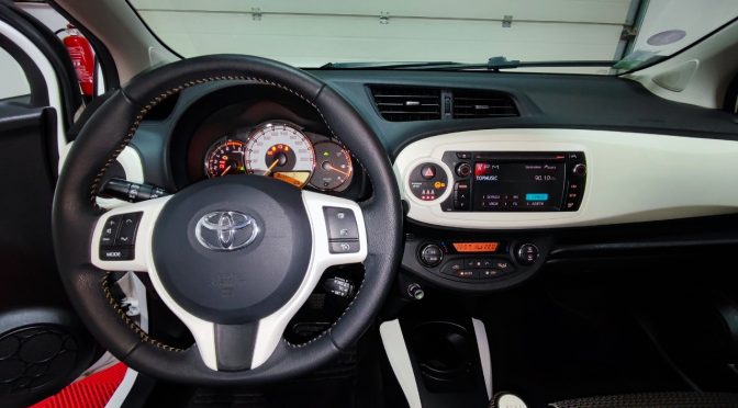 TOYOTA YARIS III 1.3L VVT-i 100Ch BVM6 DESIGN 5 PORTES // HISTORIQUE COMPLET // TOIT PANO // CAMERA